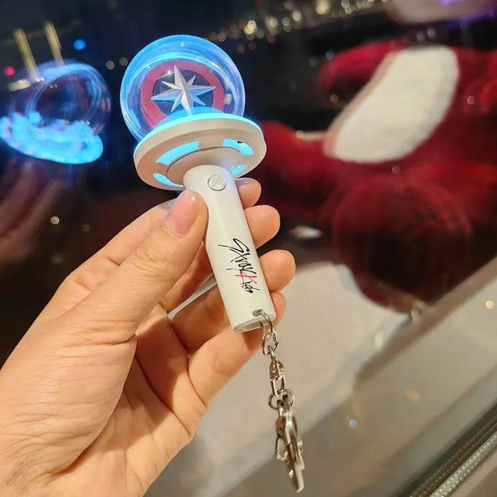 Mini Lightstick SKZOO LED – Llavero y Anillo K-Pop Coleccionable ✨