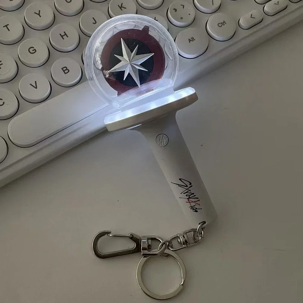 Mini Lightstick SKZOO LED – Llavero y Anillo K-Pop Coleccionable ✨