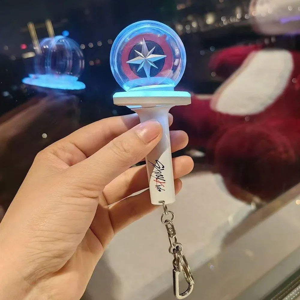 Mini Lightstick SKZOO LED – Llavero y Anillo K-Pop Coleccionable ✨